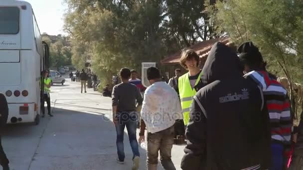 LESVOS, GRECIA - 5 NOV 2015: Cola para abordar el autobús al campo de refugiados . — Vídeo de stock