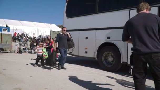 LESVOS, GRÉCIA - NOV 5, 2015: Embarque no ônibus para o campo de refugiados . — Vídeo de Stock