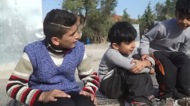 Лесбос, Греція - 5 листопада 2015: Сирійський дітей в таборі біженців. — стокове відео