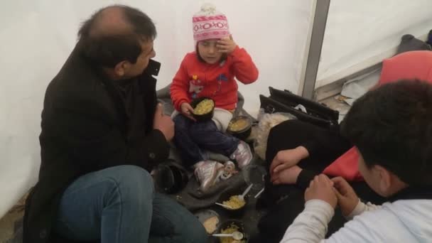 Lesvos, Yunanistan - 5 Kasım 2015: Mülteci kampında bir çadır içinde. — Stok video