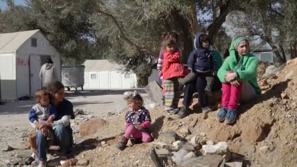 Lesvos, Yunanistan - 5 Kasım 2015: İnsanlar mülteci kampında. Çocuklu kadınlar yere otur. — Stok video