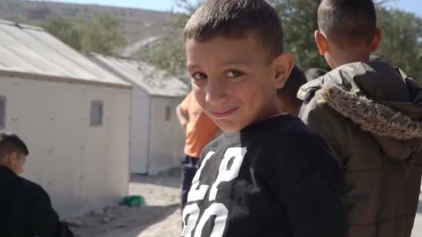 Лесбос, Греція - 5 листопада 2015: Портрет сирійських біженців хлопчика в таборі. — стокове відео