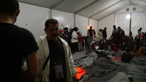 Lesvos, Grekland - 5 Nov 2015: Flyktingar inuti ett tält på lägret i kvällen. — Stockvideo