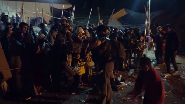 Lesvos, Yunanistan - 5 Kasım 2015: Mülteci kampına gece otobüs için sıraya. — Stok video
