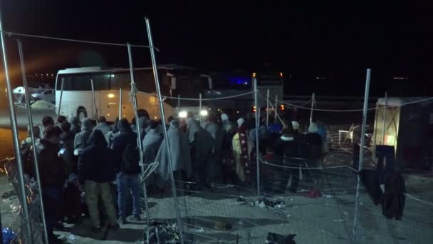 Lesvos, Grekland - 5 Nov 2015: Flyktingar i kö för bussen till lägret på natten. — Stockvideo