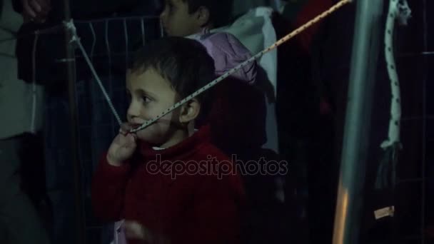 Лесбос, Греція - 5 листопада 2015: Біженців, дітей до посадки в автобус до табору в нічний — стокове відео
