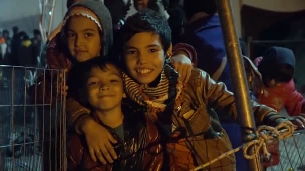 LESVOS, GRÉCIA - NOV 5, 2015: Crianças refugiadas sorriem para a câmera à noite . — Vídeo de Stock