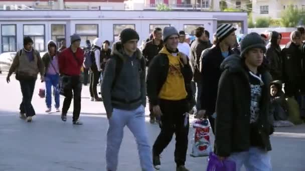 LESVOS, GREECE - NOV 5, 2015: Refugiados em fila para ingressos no porto de Mitilene . — Vídeo de Stock