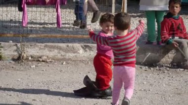 Lesvos, Yunanistan - 5 Kasım 2015: Mülteci çocuklara Mytilene bağlantı noktası.