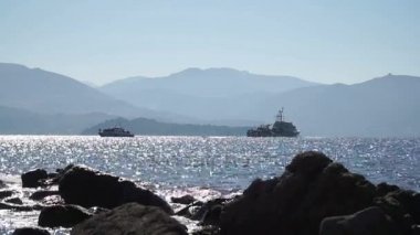 Lesvos, Yunanistan - 5 Kasım 2015: Yüzer kıyıya mülteciler denize gemi kurtarıldı.