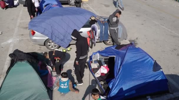 Lesvos, Griechenland - 5. November 2015: Flüchtlinge in Zelten im Hafen von Mytilene. — Stockvideo