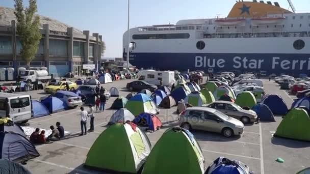 LESVOS, GRECIA - 5 NOV 2015: Refugiados en tiendas de campaña en el puerto de Mitilene . — Vídeo de stock