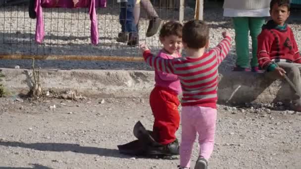 Lesvos, Grekland - 5 Nov 2015: Flyktingbarn på Mytilenes hamn. — Stockvideo