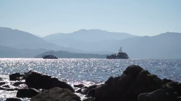 LESVOS, GRECIA - 5 NOV 2015: Buque rescató a los refugiados en el mar, nada a la orilla . — Vídeo de stock