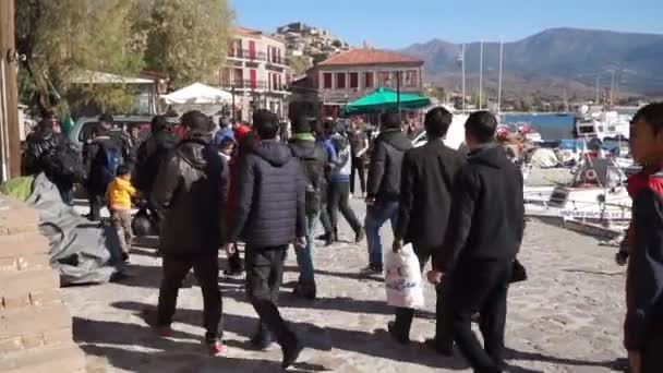 Lesbos, Grekland - 5 Nov 2015: Flyktingar är en kedja på piren till stranden. — Stockvideo