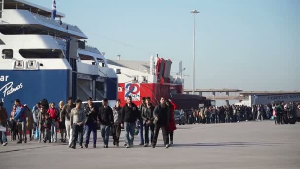 LESVOS, GRECIA - 5 NOV 2015: Multitud de refugiados que llegaron al puerto de Atenas . — Vídeo de stock