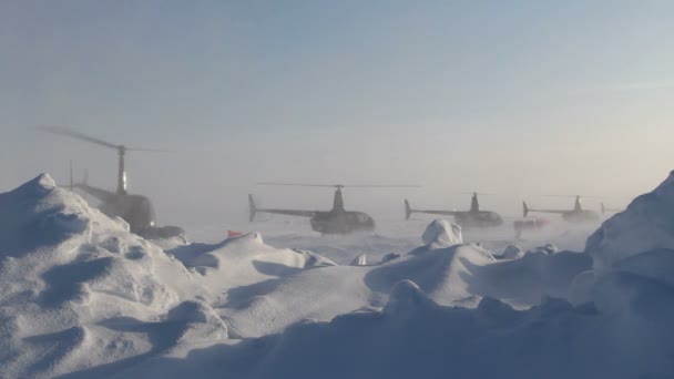 Campo de Gelo Russo BARNEO, Pólo Norte - 5 de abril de 2015: 4 helicópteros ROBINSON decolando um a um . — Vídeo de Stock