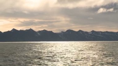 Svalbard için yüzen gemi ile göster