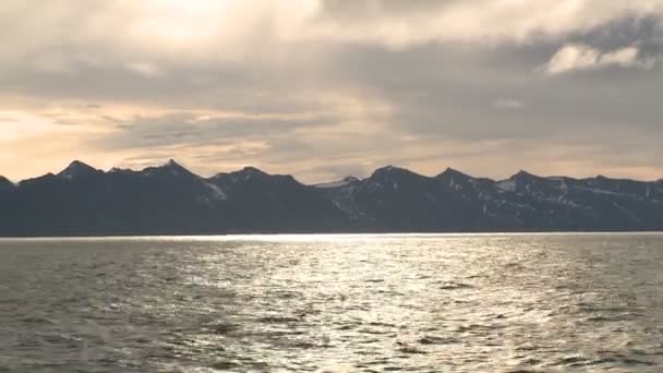 Blick nach Spitzbergen mit schwimmendem Schiff — Stockvideo