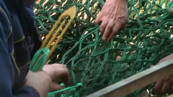 Réparation d'un filet de pêche sur le navire flottant . — Video