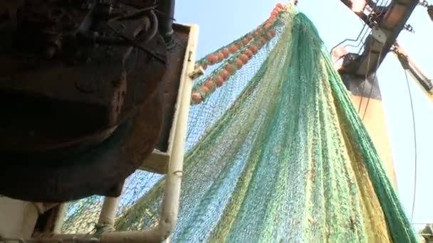 Arrastre de pesca en el buque flotante . — Vídeo de stock