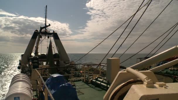 Rybářské trawlery. Pohled z hlavní paluby — Stock video
