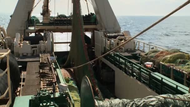 Fishing trawler. Uitzicht vanaf een main-dek — Stockvideo