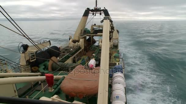 Arrastão de pesca. Vista do convés principal — Vídeo de Stock