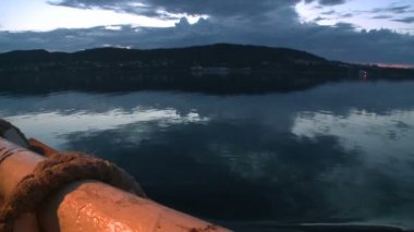 Akşam görünümü yüzen gemi ile kıyı. Norveç.