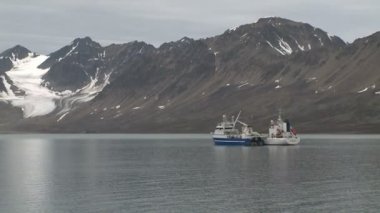 Kıyı boyunca yelken tekne turist. Svalbard. 