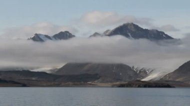 Svalbard için yüzen gemi görüntülemek. 
