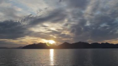 Svalbard sahil. Gemiden görüntüleyin. Günbatımı.