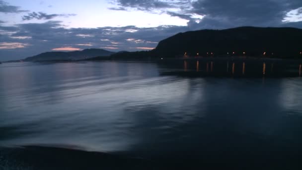 Akşam görünümü yüzen gemi ile kıyı. Norveç. — Stok video