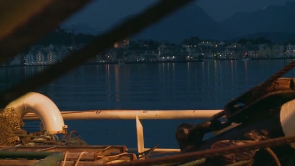 Vista nocturna de la costa con embarcación flotante. Olas . — Vídeos de Stock