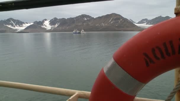 Vue de la côte de Svalbrd depuis un embarcadère. Chalutier de pêche — Video