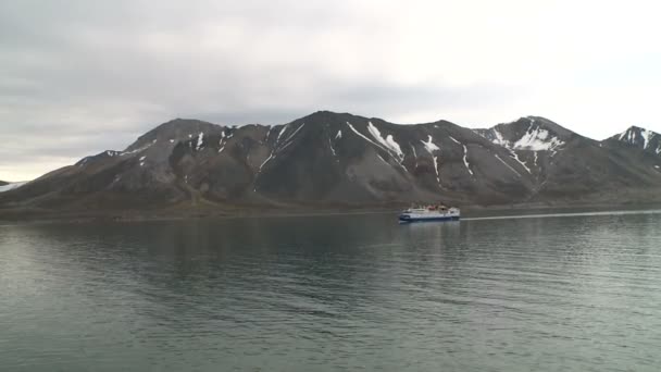 Turistické lodě plující podél pobřeží. Svalbard. — Stock video