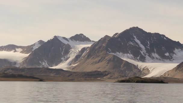 Vista a Svalbard desde el buque flotante . — Vídeo de stock