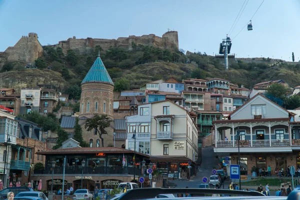 Tiflis, Georgia-SEPTIEMBRE 25, 2016: Construyendo en la plaza Gorgasali en el casco antiguo con vistas a la fortaleza de Narikala —  Fotos de Stock