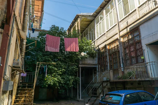Típico patio en el corazón del casco antiguo. Tiflis, Georgia — Foto de Stock