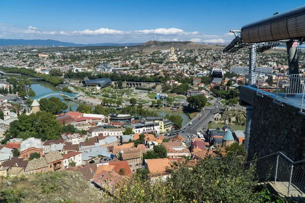 从 Narikala 堡垒，格鲁吉亚第比利斯市中心鸟瞰图 — 图库照片