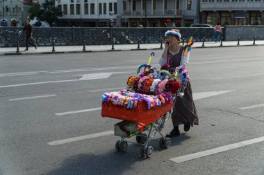 Tbilisi, Georgia-Eylül 25, 2016: Pazarlamacı bir kart ile mal üstünde belgili tanımlık yol bastırmak çelenk