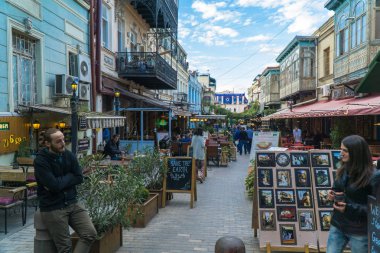 Tbilisi, Georgia-Eylül 25, 2016: İnsanlar eski şehir merkezinde bir yaya cadde Sioni.