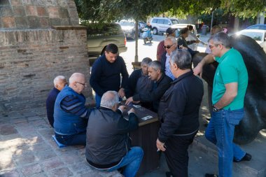 Tbilisi, Georgia-Eylül 25, 2016: Gürcü erkekler iskambil için para Tbilisi şehir merkezinde, Georgia.