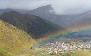 Gökkuşağının üstünde Gürcü Köyü Stepantsminda yağmurdan sonra