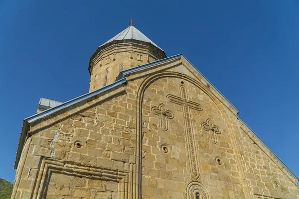 Ananuri, Gürcistan - Eyl 30, 2016: İşçinin kilisede kale Ananuri — Stok fotoğraf