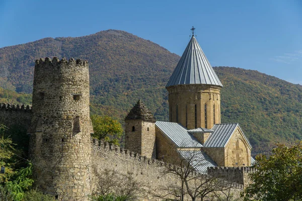 ANANURI, GEORGIA - 30 SEP 2016: la fortaleza de Ananuri en la carretera militar de Georgia, a 70 km de Tiflis —  Fotos de Stock