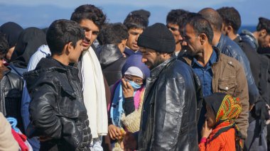 Lesvos, Yunanistan - 15 Kasım 2015: Mülteciler Yunan sahilde.