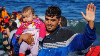 Lesvos, Yunanistan - 15 Kasım 2015: sadece Avrupa topraklarına ayak mülteciler. Suriye çocuk w