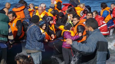 Lesvos, Yunanistan - 15 Kasım 2015: Yeni gelen tekneler mülteciler