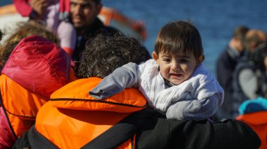 Lesvos, Yunanistan - 15 Kasım 2015: Çocuk tekneden alınır.